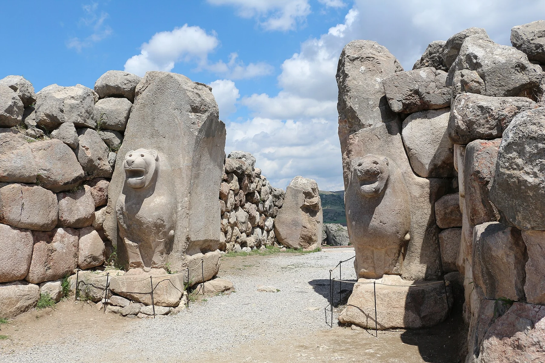 Hattuşa Aslanlı Kapı’nın binlerce yıllık taş duvarları ve aslan heykelleri